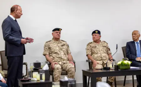 الملك يلتقي مجموعة من رفاق السلاح