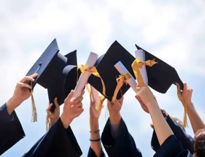 حفلات التخرج في الجامعات.. لماذا لا ننتقل إلى (التخرج الذكي)؟